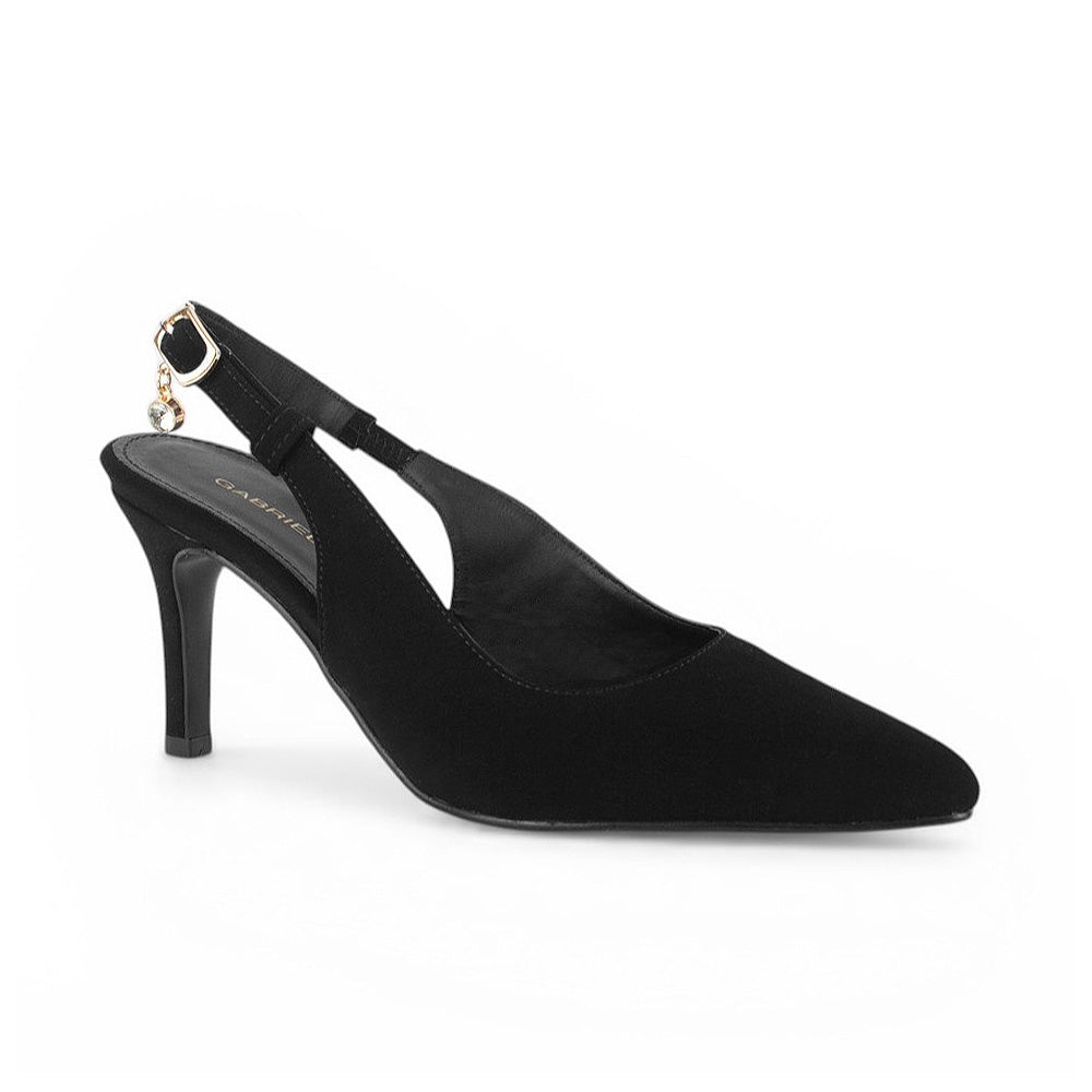 Vista diagonal de zapatilla negra destalonada con dije colgante de cristal para dama y tacón medio 9cm