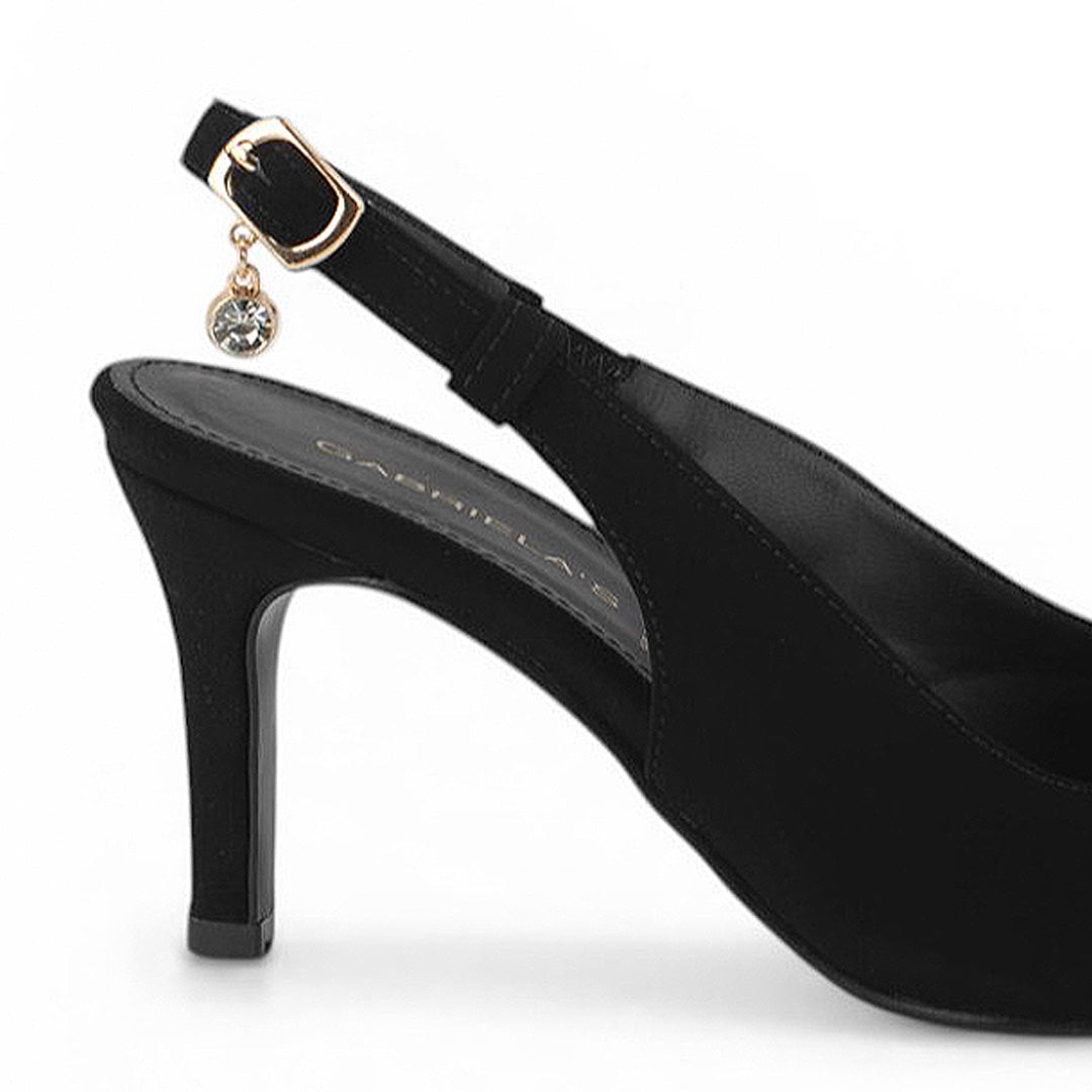 Vista trasera del tacón medio 9cm en la zapatilla negra stiletto con dije colgante de cristal para dama