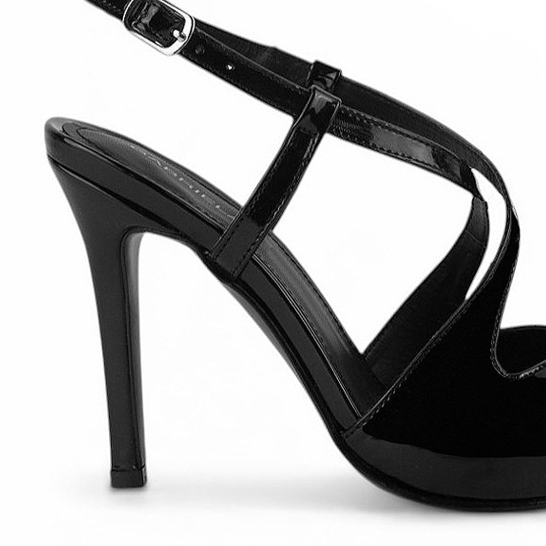 vista trasera del tacón alto 11 cm en zapatillas negras stiletto de charol para dama con tiras cruzadas al frente 
