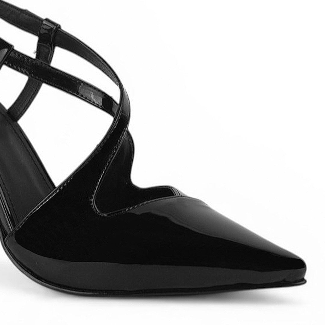 detalle del material charol en zapatillas negras para dama con tiras cruzadas al frente y tacón alto 11 cm