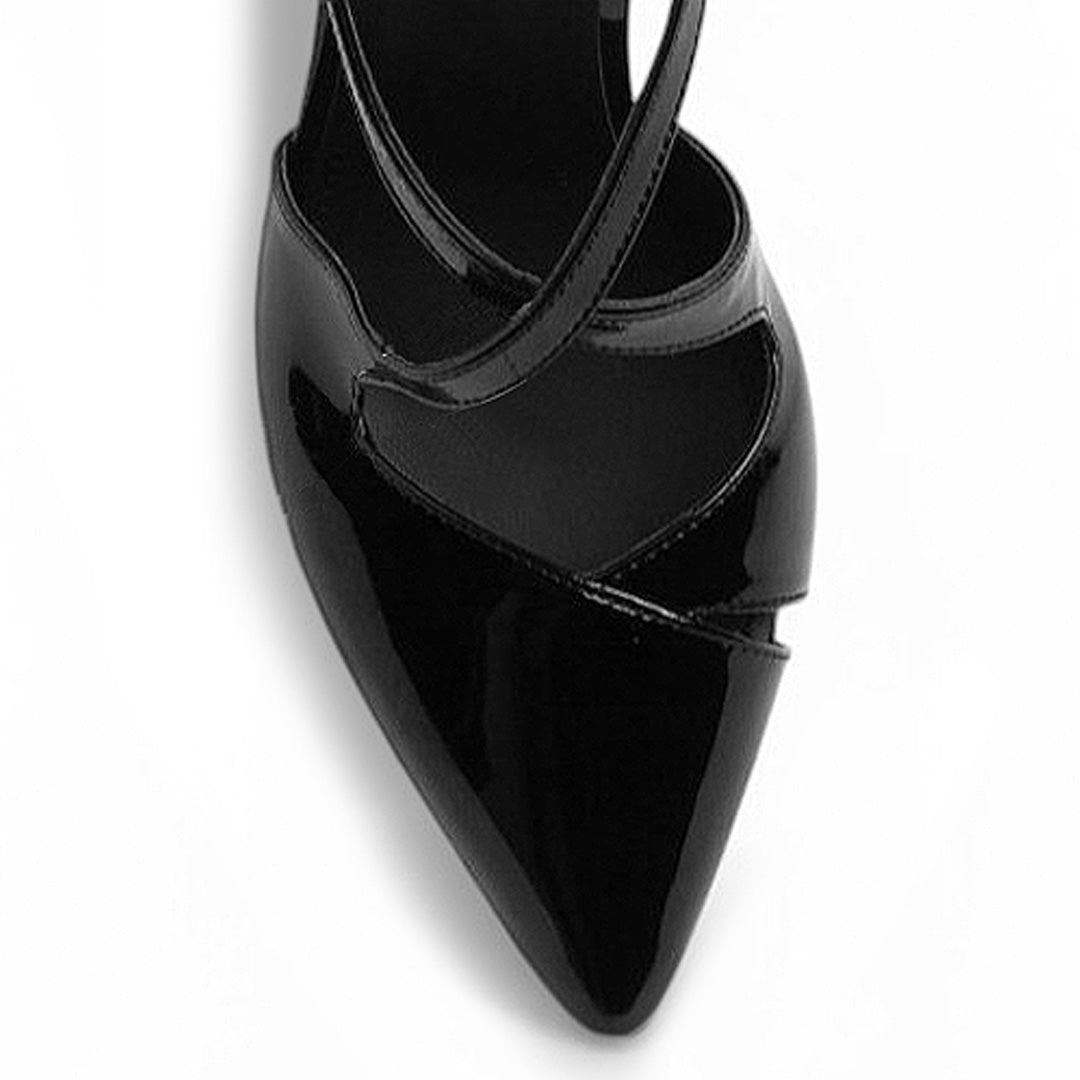 vista del detalle en la punta fina de las zapatillas negras stiletto con tacón alto 11 cm
