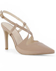 vista diagonal en zapatillas nude para dama de charol con tacón alto 11 cm y tiras cruzadas al frente