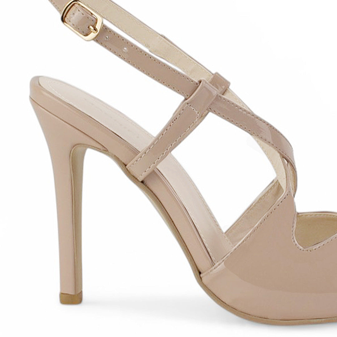 vista trasera del tacón alto 11 cm en zapatillas nude stiletto de charol para dama con tiras cruzadas al frente 