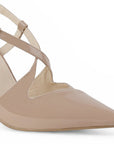 detalle del material charol en zapatillas nude para dama con tiras cruzadas al frente y tacón alto 11 cm