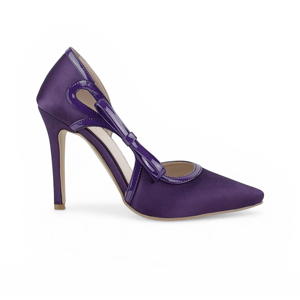 Vista lateral de zapatilla morada punta fina para mujer con tacón delgado y moño lateral