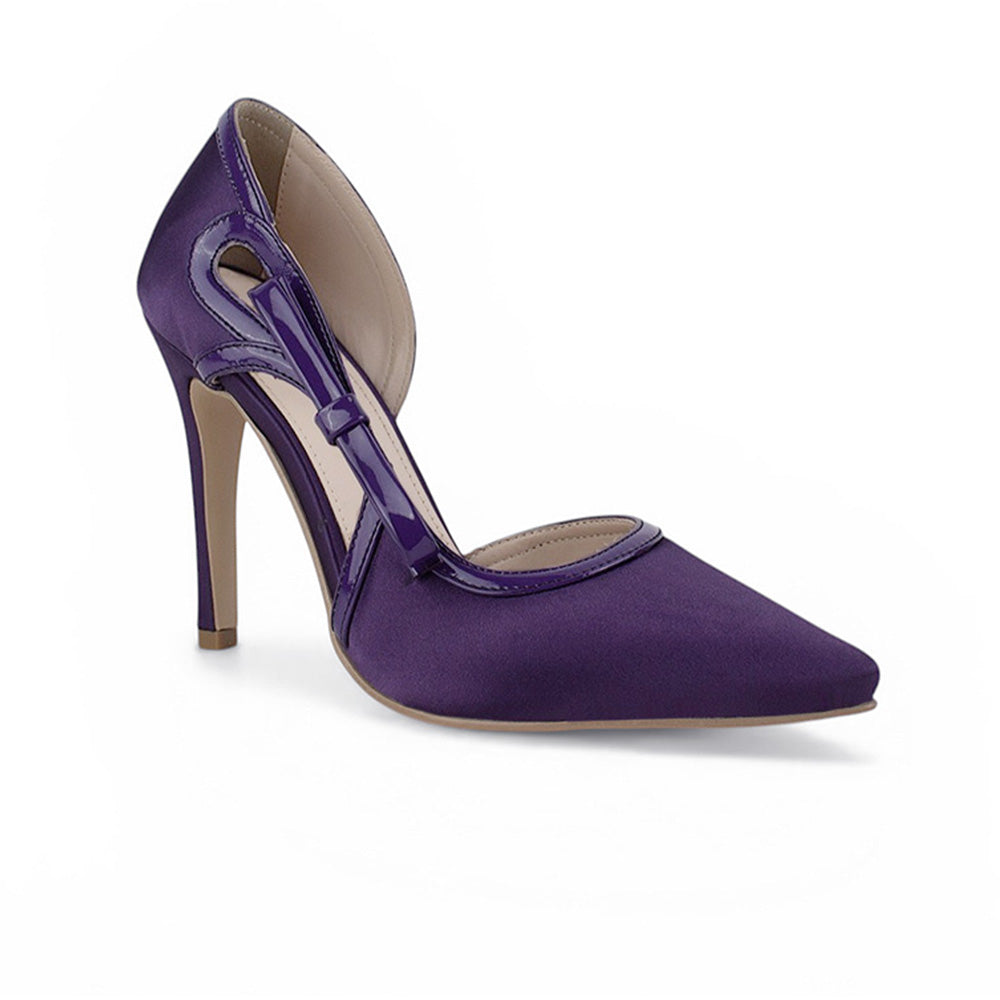Vista diagonal de zapatilla morada punta fina para mujer con tacón delgado de 10cm y moño lateral tipo stiletto