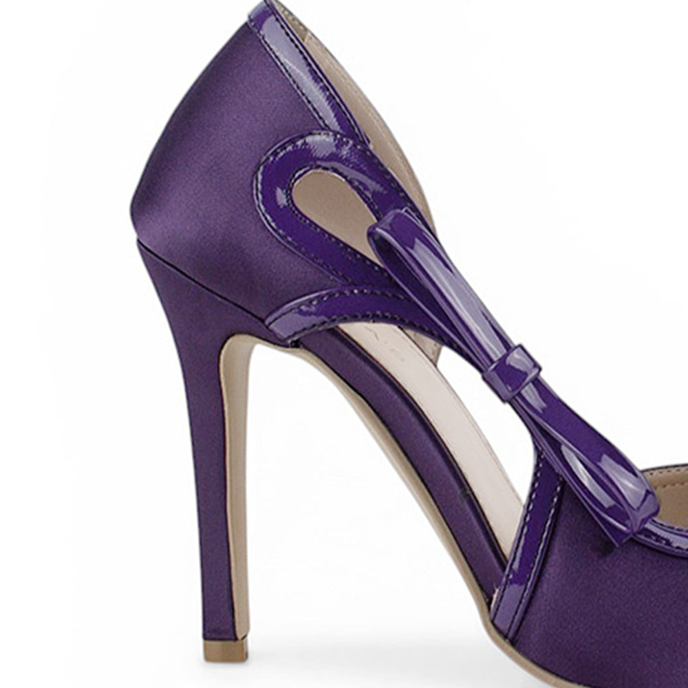 Vista trasera de tacón delgado de 10cm en zapatilla para mujer con moño lateral  tipo stiletto en color morado