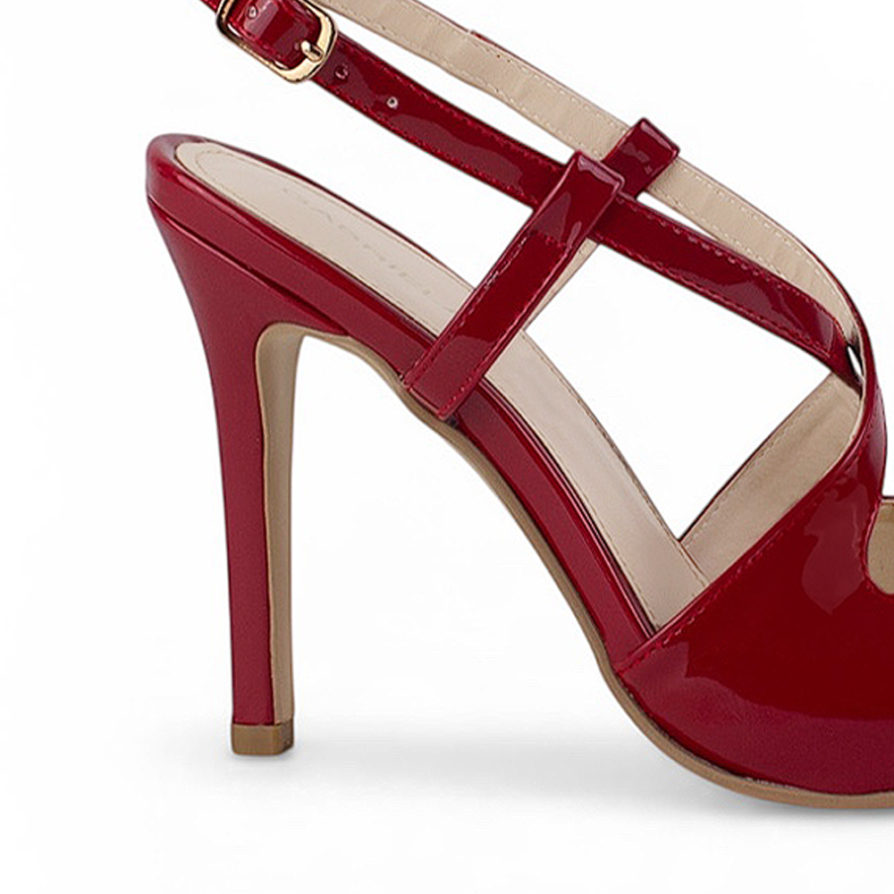 vista trasera del tacón alto 11 cm en zapatillas rojas stiletto de charol para dama con tiras cruzadas al frente 