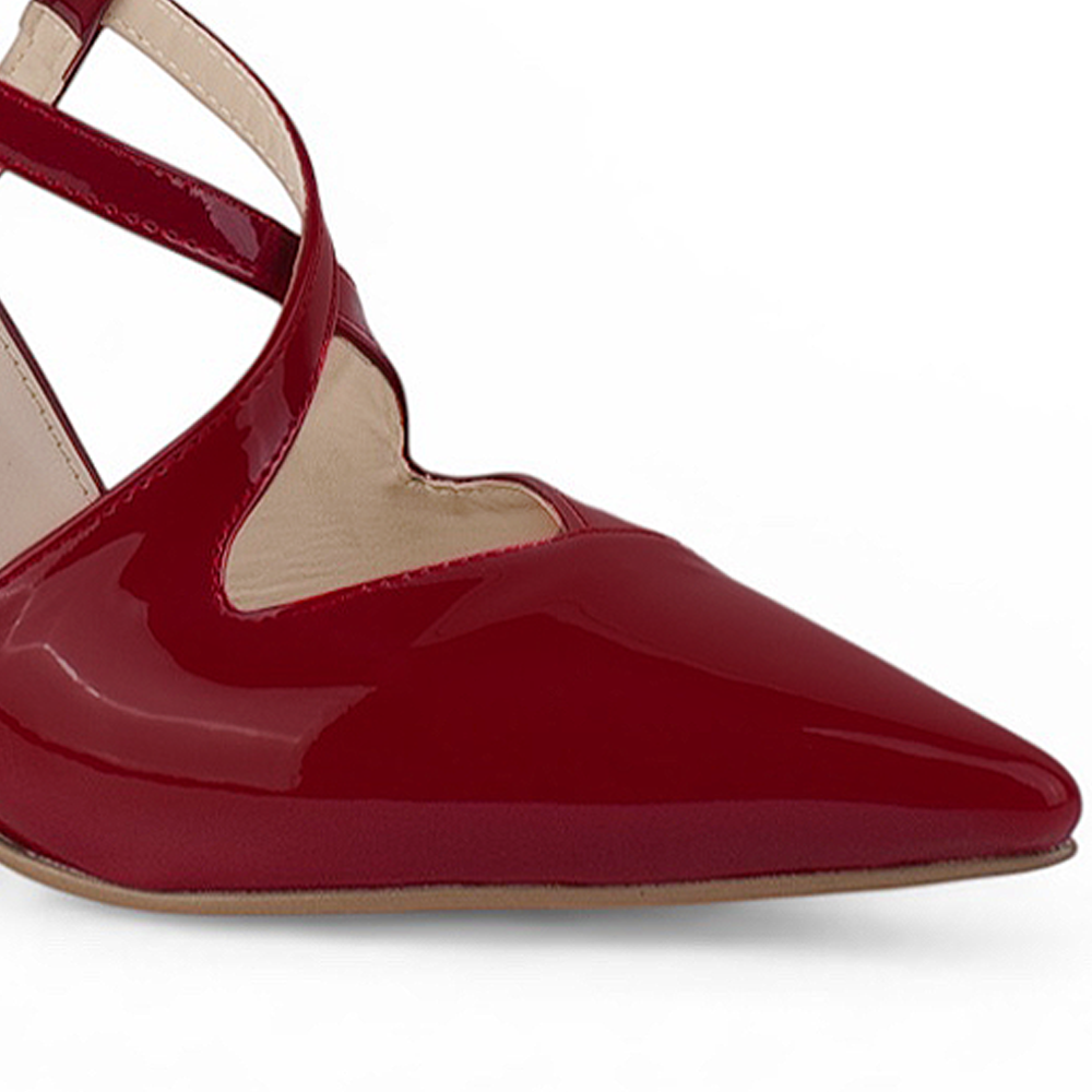 detalle del material charol en zapatillas rojas para dama con tiras cruzadas al frente y tacón alto 11 cm