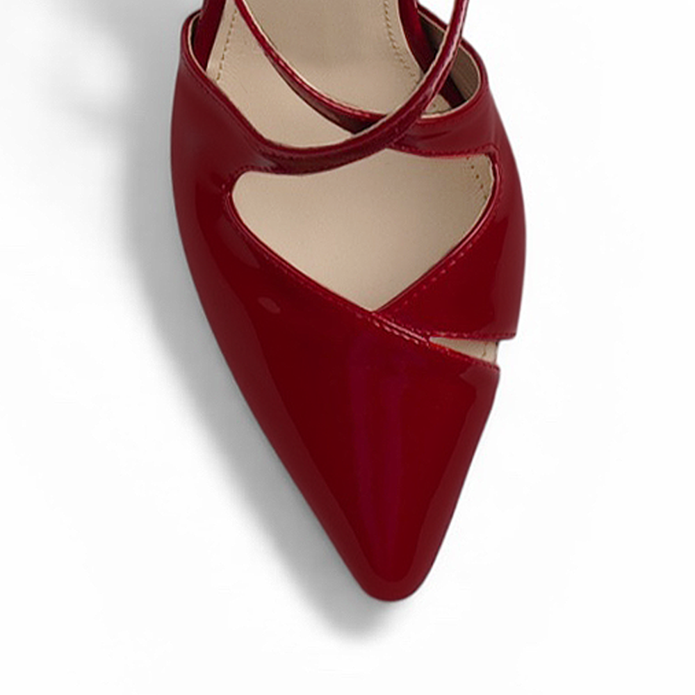 vista del detalle en la punta fina de las zapatillas rojas stiletto con tacón alto 11 cm