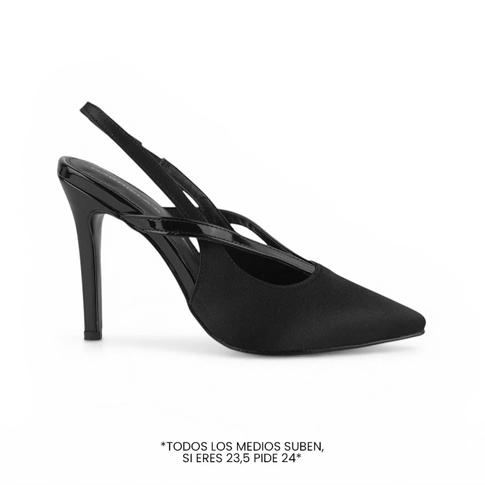 Vista diagonal de zapatilla negra para mujer con tiras cruzadas destalonada y tacón alto de 11cm