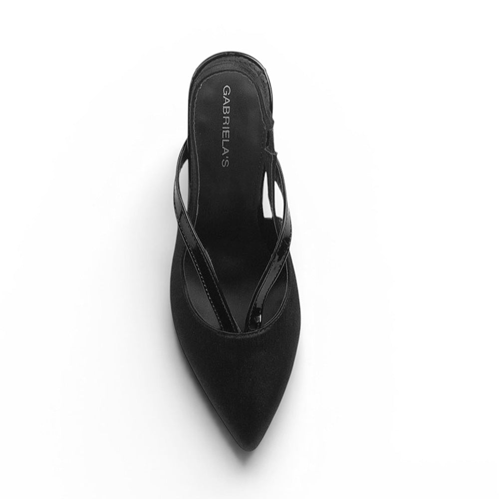 vista superior de zapatilla negra para mujer con tiras cruzadas y punta cerrada de diseño destalonado