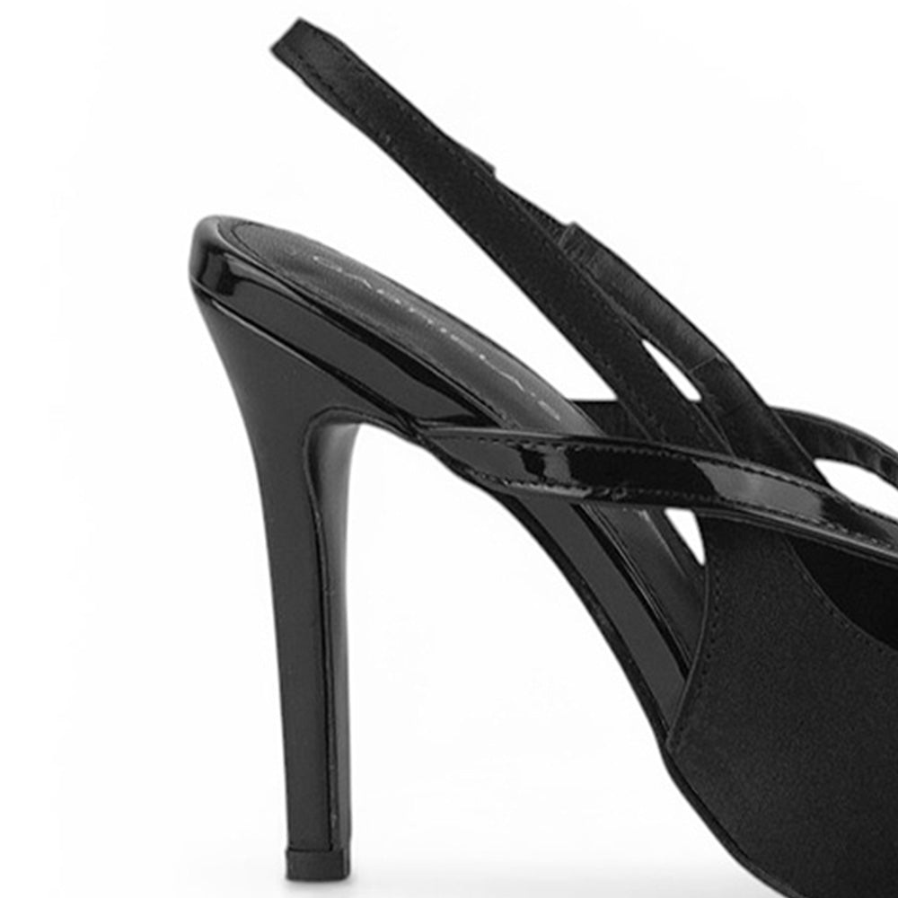 Vista trasera de tacón delgado alto de 11cm en zapatilla destalonada para mujer con tiras cruzadas y punta cerrada en color negro