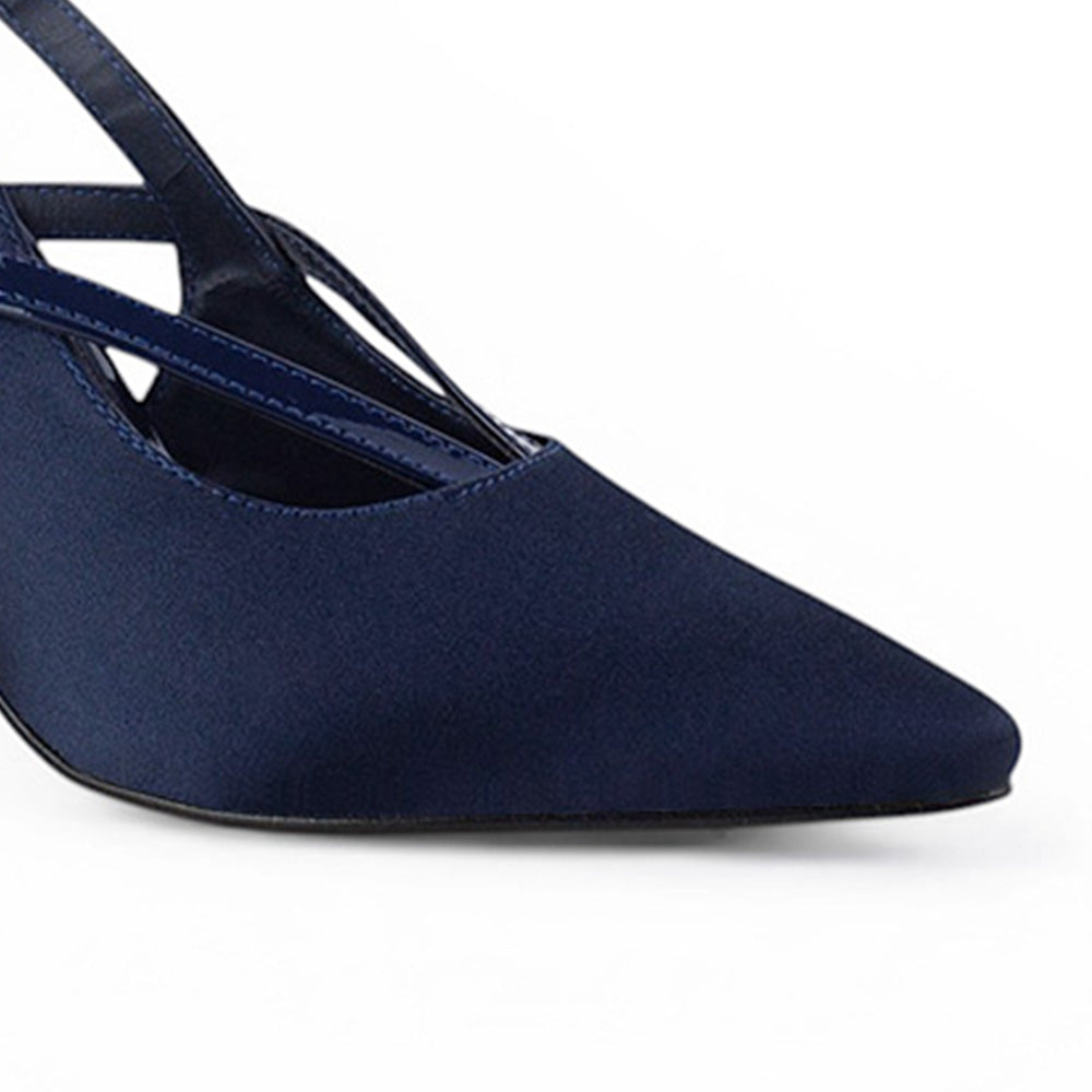 Vista a detalle de punta fina cerrada en zapatilla azul para mujer con tacón alto delgado de 11cm y tiras cruzadas