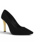 Vista diagonal de zapatilla negra para dama tipo stiletto con un tacón dorado tamaño medio 10cm 