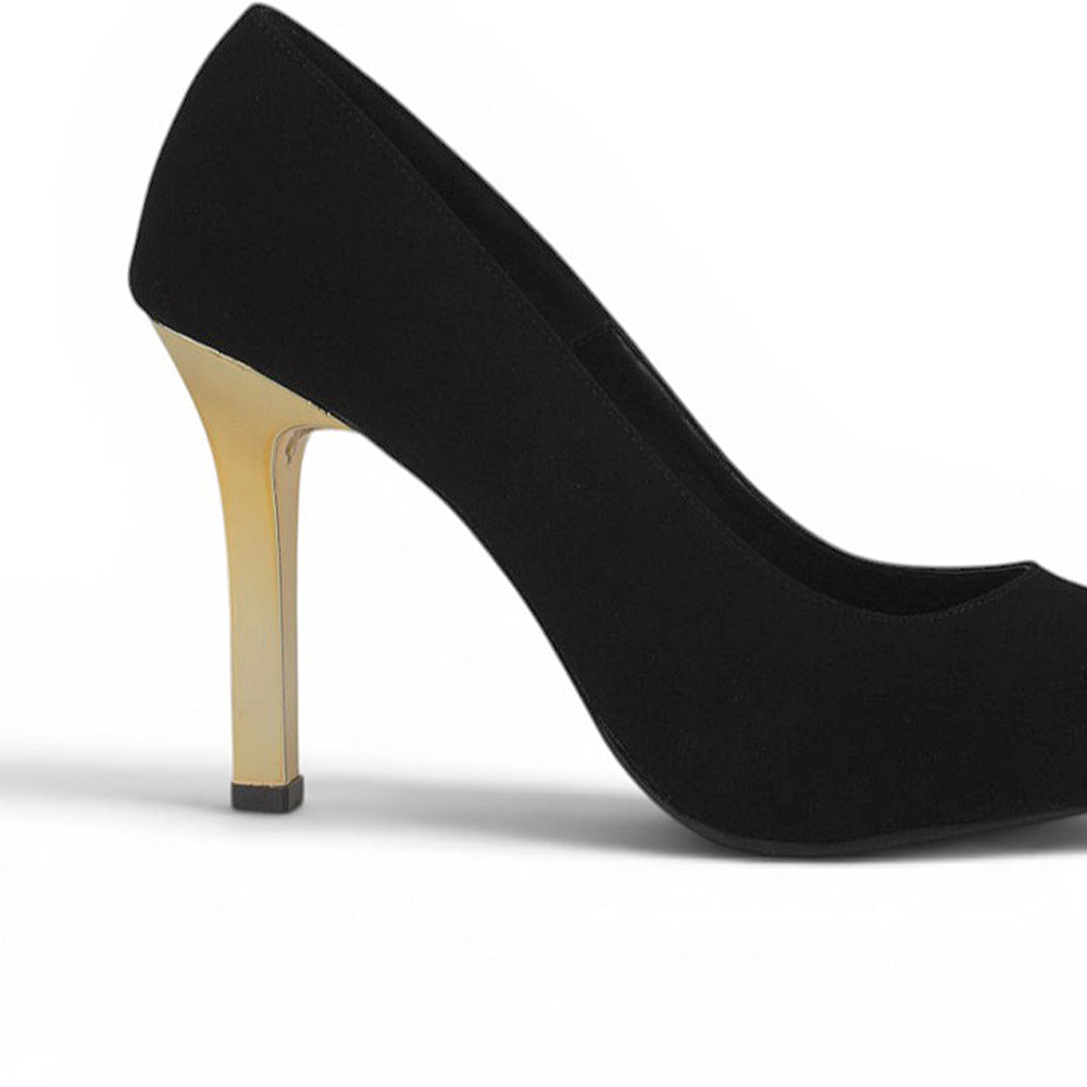 Vista trasera del tacón medio 10cm en color dorado de la zapatilla negra tipo stiletto para dama 