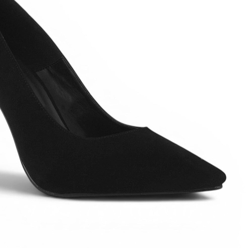 Detalle del material buck en zapatilla negra para dama tipo stiletto con tacón medio 10cm 