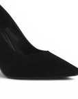 Detalle del material buck en zapatilla negra para dama tipo stiletto con tacón medio 10cm 