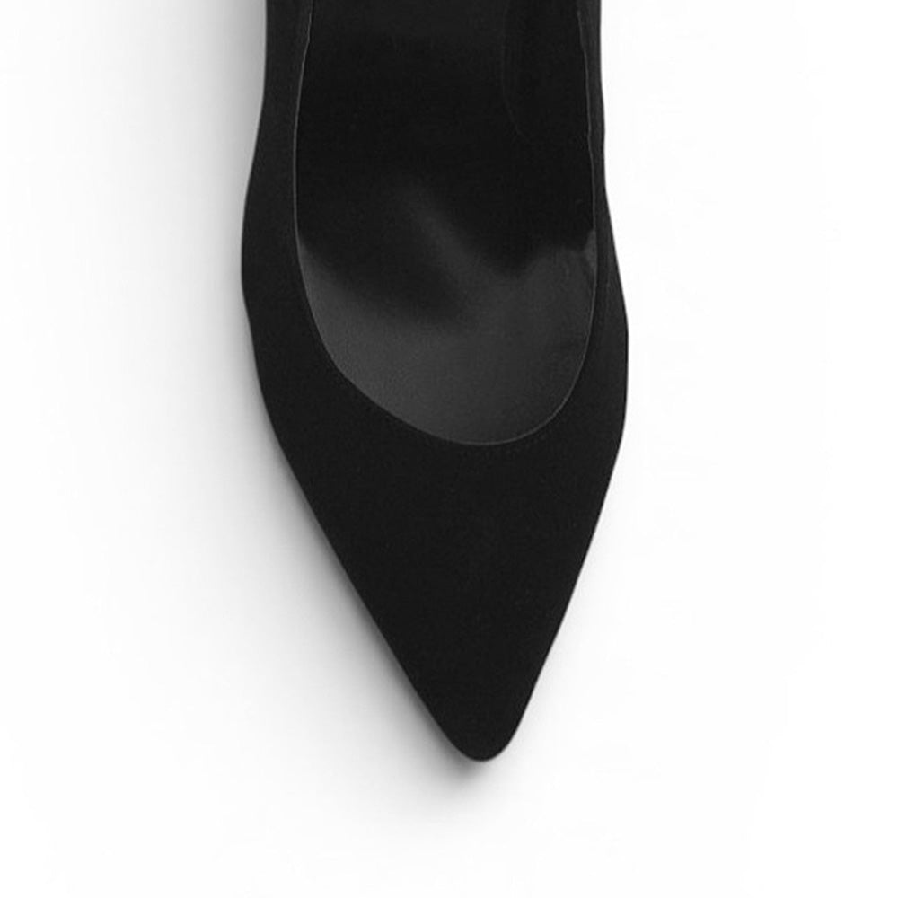 Vista del detalle en punta fina de la zapatilla negra tipo stiletto para dama con tacón medio 10cm 
