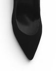 Vista del detalle en punta fina de la zapatilla negra tipo stiletto para dama con tacón medio 10cm 