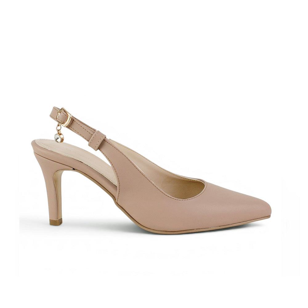 Vista lateral de zapatilla nude stiltto con dije colgante de cristal destalonadas y tacón medio 9cm