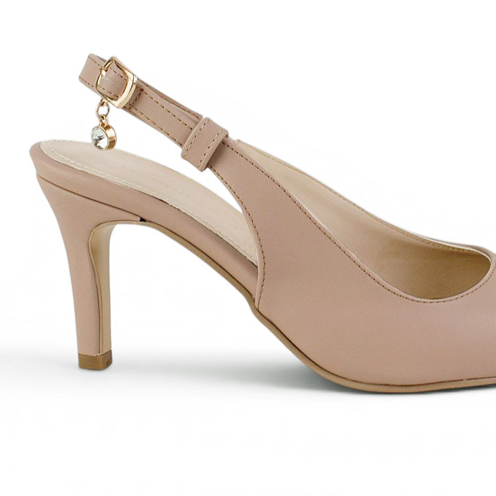 Vista trasera del tacón medio 9cm en la zapatilla nude stiletto con dije colgante de cristal para dama