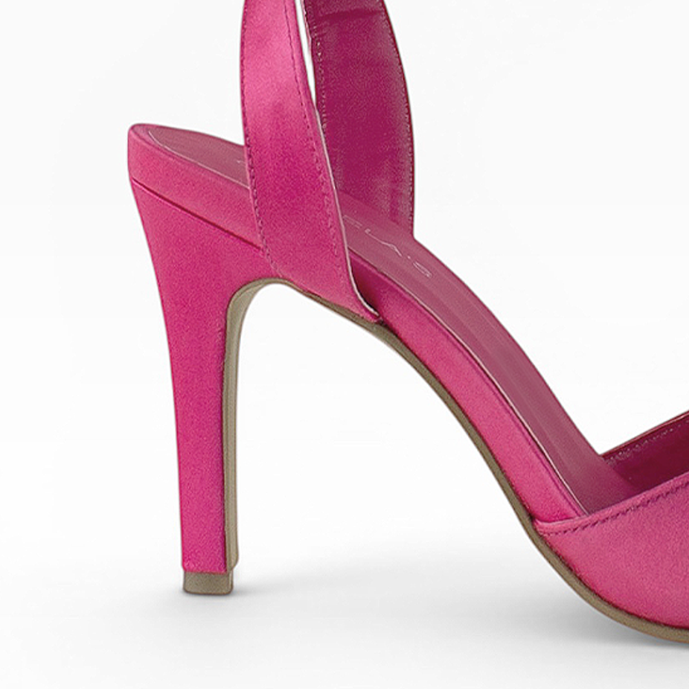 Vista trasera de tacón delgado medio de 10cm en zapatilla rosa de diseño descubierto con pulsera ajustable y moño