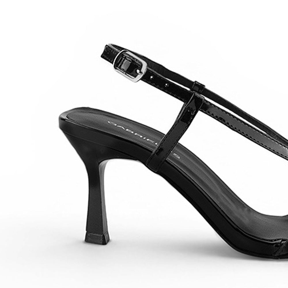 Vista trasera de tacón delgado de 8cm en zapatilla negra para mujer con correa ajustable de diseño descubierto