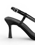 Vista trasera de tacón delgado de 8cm en zapatilla negra para mujer con correa ajustable de diseño descubierto
