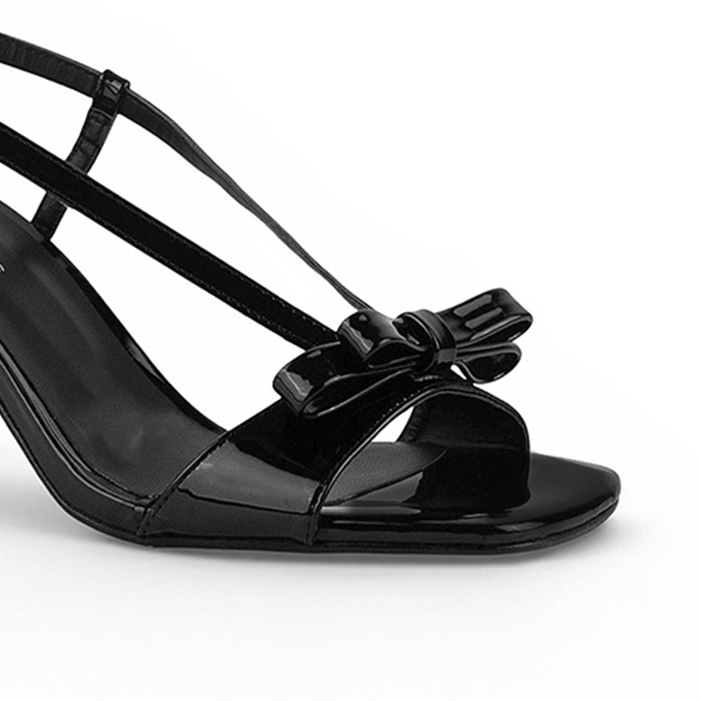 Vista a detalle de punta cuadrada con moño en zapatilla negra para mujer de diseño descubierto 