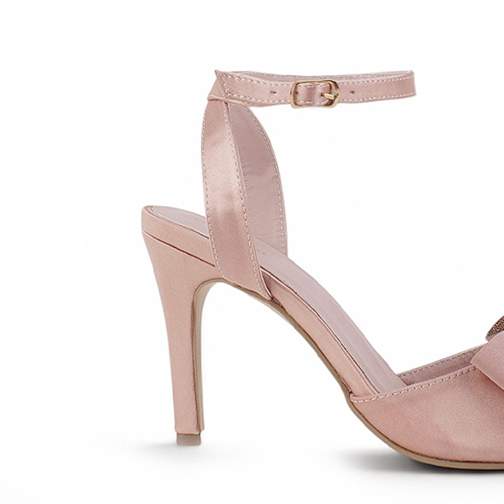 Vista trasera de tacón delgado medio de 10cm en zapatilla rosa de diseño descubierto con pulsera ajustable y moño