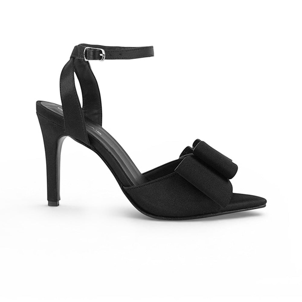 Vista lateral de zapatilla negra para mujer con moño pulsera ajustable al tobillo y tacón delgado medio de 10cm