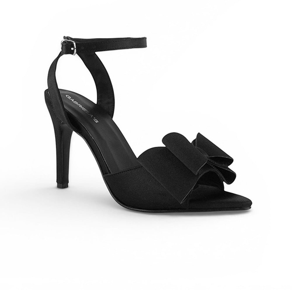 Vista diagonal de zapatilla negra para mujer de diseño descubierto con moño y tacón delgado de 10cm