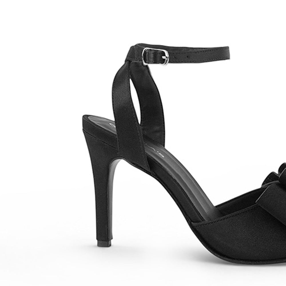 Vista trasera de tacón delgado medio de 10cm en zapatilla negra de diseño descubierto con pulsera ajustable y moño