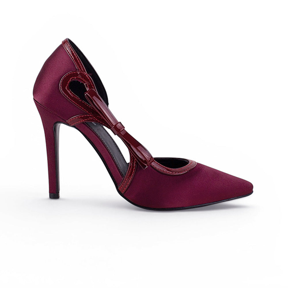 Vista lateral de zapatilla vino punta fina para mujer con tacón delgado y moño lateral