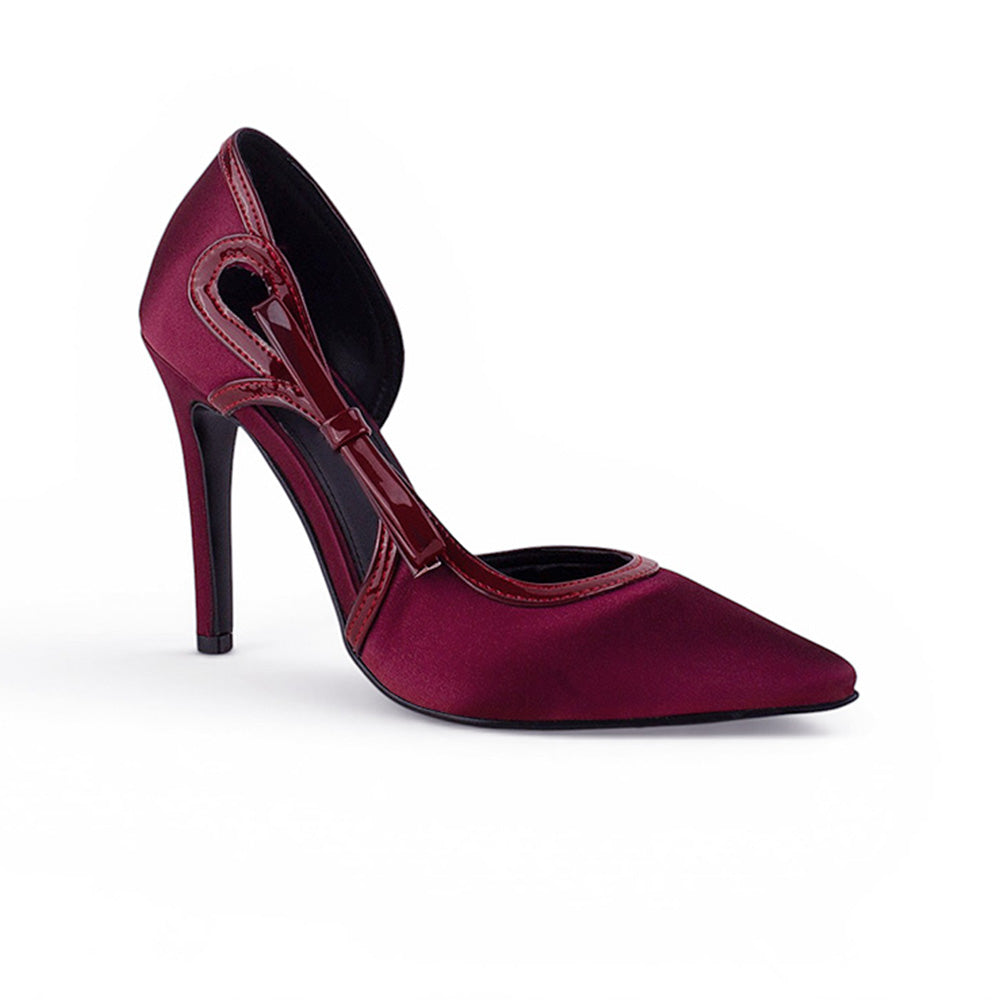 Vista diagonal de zapatilla vino punta fina para mujer con tacón delgado de 10cm y moño lateral tipo stiletto