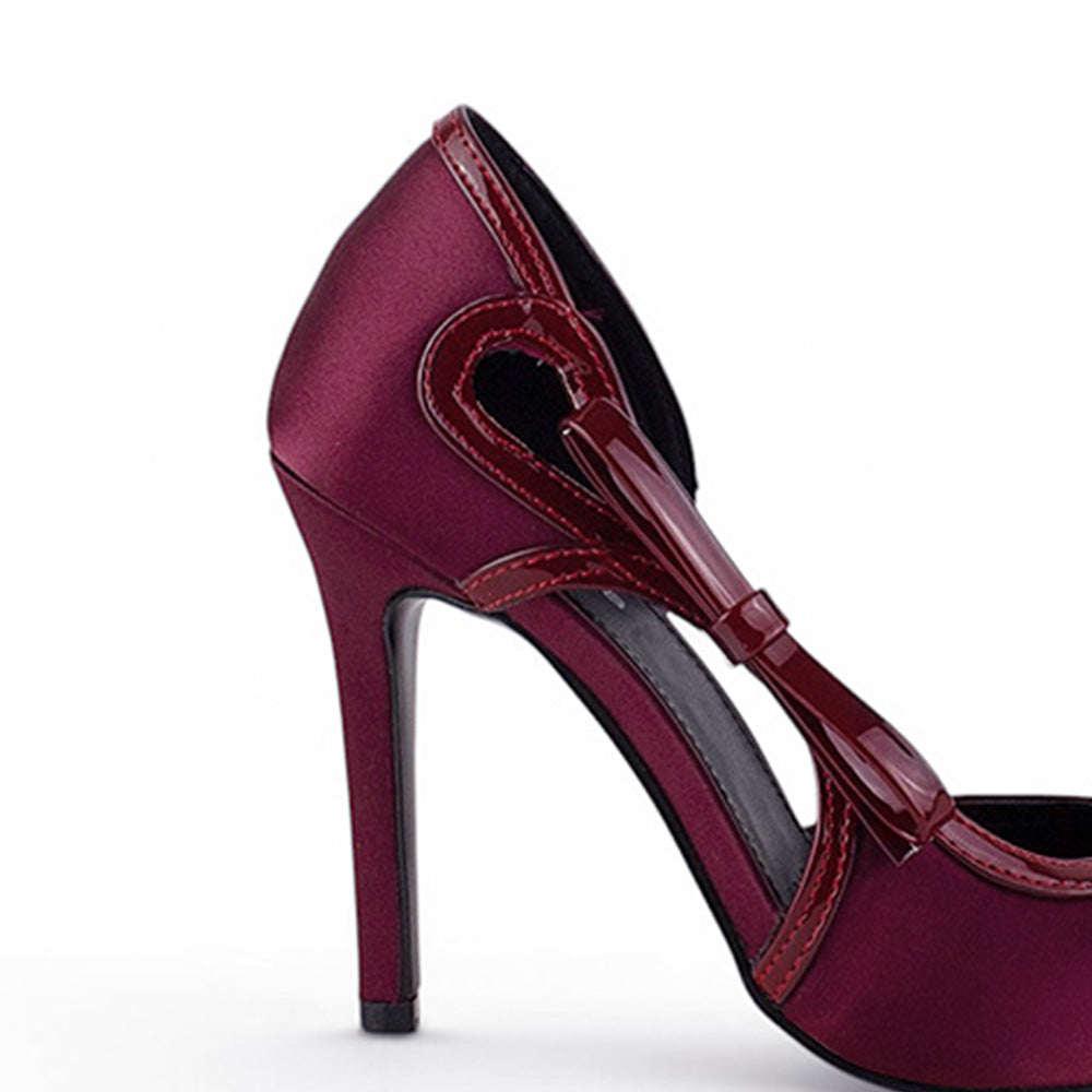 Vista trasera de tacón delgado de 10cm en zapatilla para mujer con moño lateral  tipo stiletto en color vino 