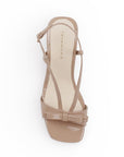 Vista superior de zapatillas nude descubiertas para mujer con moño al frente correas que suben por el empine y cierran en la parte trasera de punta cuadrada
