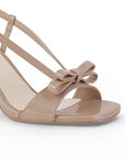 Vista a detalle de punta cuadrada con moño en zapatilla nude para mujer de diseño descubierto 