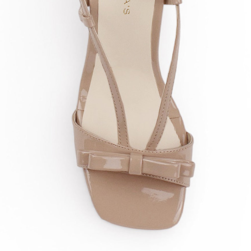 Vista de material charol en zapatilla nude de diseño descubierto para mujer con moño y tacón delgado de 8cm
