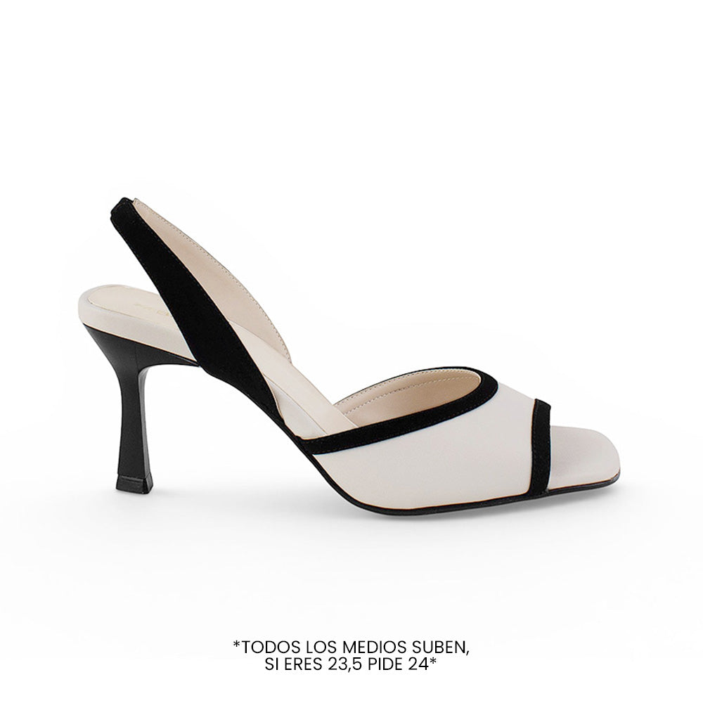 Vista lateral en zapatilla beige con negro para dama de talón descubierto, punta abierta y tacón medio 8cm 
