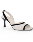 Vista diagonal en zapatilla beige con negro de punta abierta, tacón medio 8cm y talón descubierto 