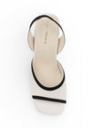 Vista superior de zapatillas beige con negro para dama con punta abierta y tacón medio 8cm