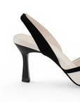 Vista trasera del tacón medio 8cm en zapatilla beige con negro para dama de punta abierta 