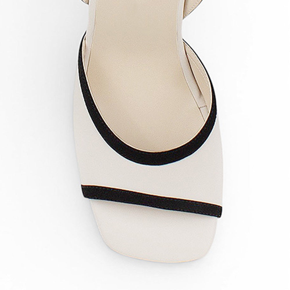 Vista del detalle en punta abierta de la zapatilla beige con negro y tacón medio 8cm para dama