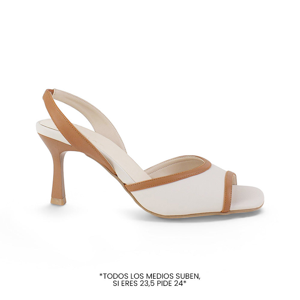Vista lateral en zapatilla negra para dama con talón descubierto, punta abierta y tacón medio 8cm 