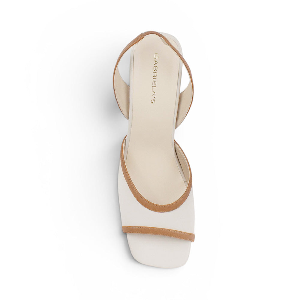 Vista superior de zapatillas beige con naranja para dama con punta abierta y tacón medio 8cm