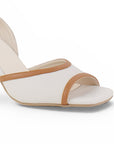 Detalle del material cabra sintético en zapatilla beige con naranja para dama y punta abierta 