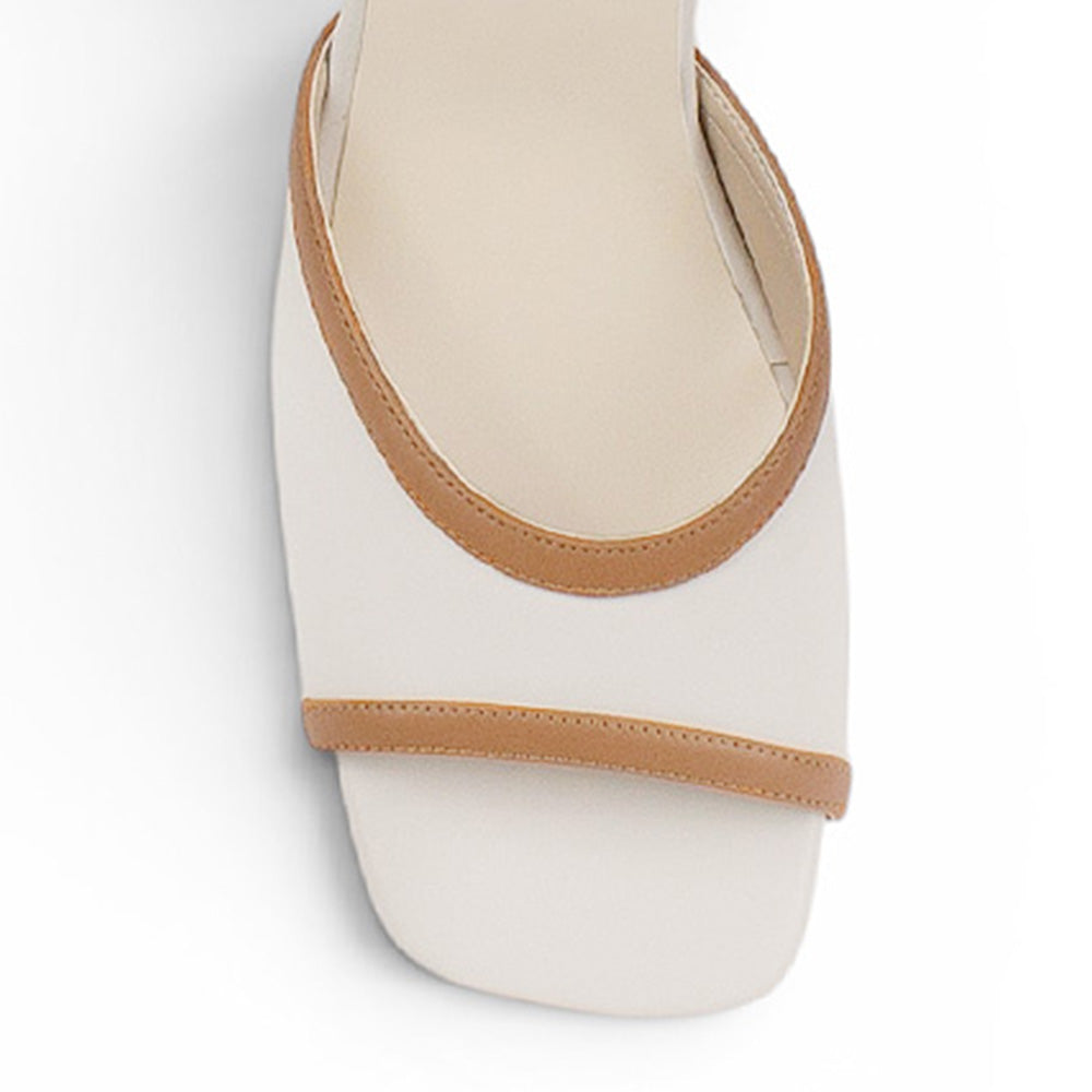 Vista del detalle en punta abierta de la zapatilla beige con naranja y tacón medio 8cm para dama