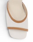 Vista del detalle en punta abierta de la zapatilla beige con naranja y tacón medio 8cm para dama